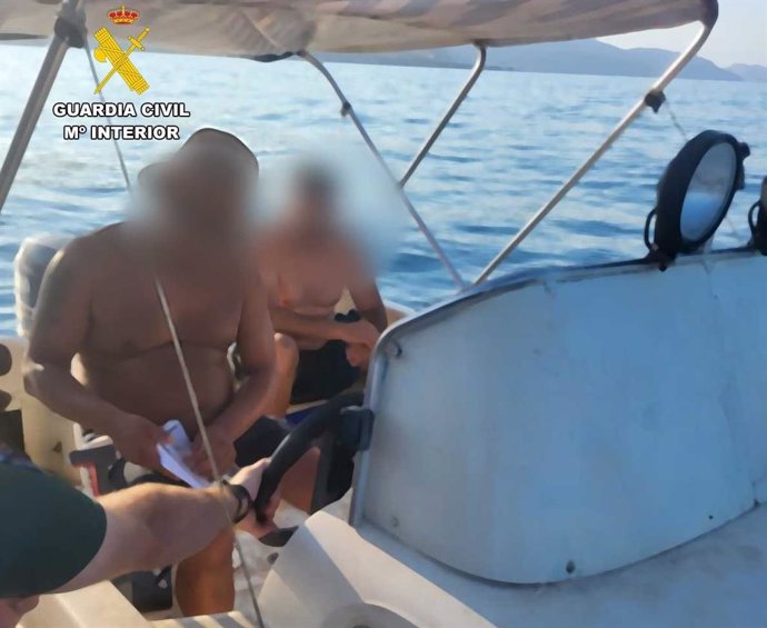 El patrón de la embarcación detenido.