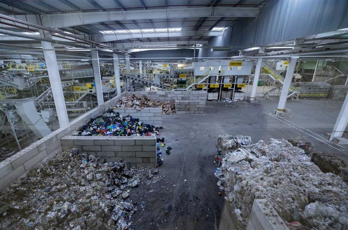 Archivo - Residuos  ya separados frente a la cabina de triaje en la nueva planta de tratamiento de residuos 'La Campiña', a 20 de octubre de 2022, en Loeches, Madrid (España).