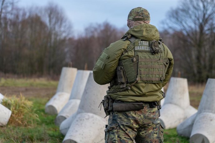 Archivo - November 30, 2024, Dabrowka, Poland: A border guard patrols the Polish-Russian border. Polish Prime Minister Donald Tusk visited the first completed section of the 'East Shield' (Polish Tarcza Wschod), a landmark national defense initiative laun
