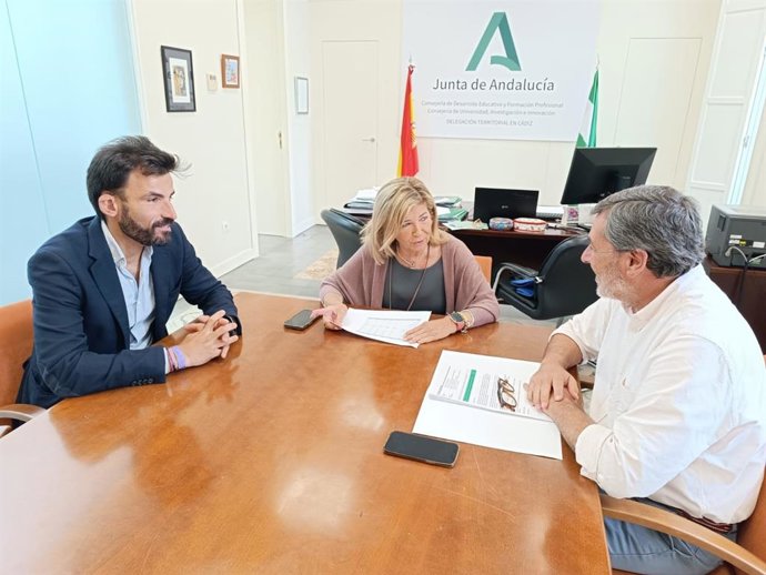 Isabel Paredes, Alfonso Candón y Andrés Valverde reunidos para reforzar la participación de la mujer en el tejido empresarial.
