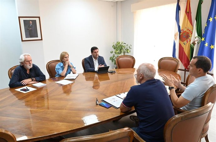 García-Pelayo con representantes de la AUGC.