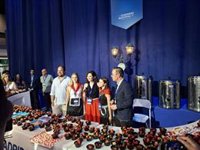 Ayuso recibe a los militantes del PP con fresas: "¿La fruta? Está buenísima, me encanta"