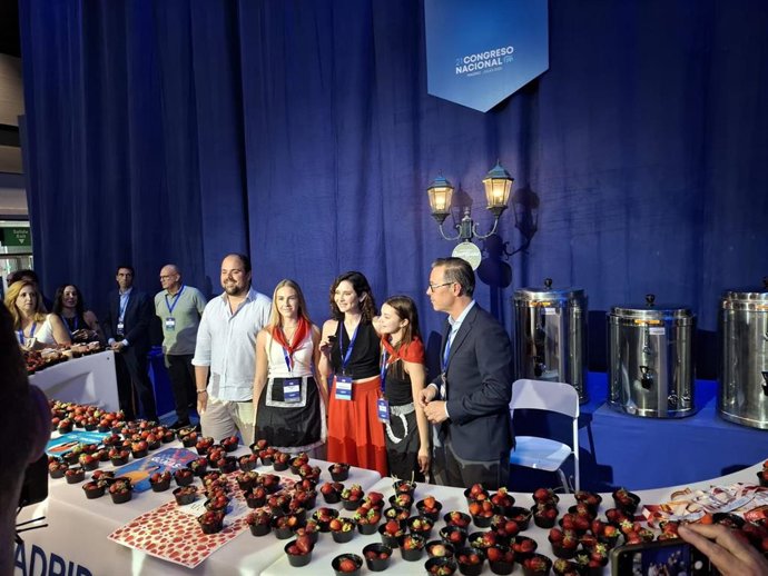 La presidenta de la Comunidad de Madrid, Isabel Díaz Ayuso, en el estand del PP de Madrid.