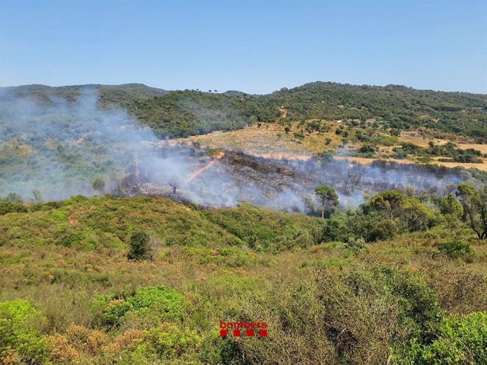 Los Bombers de la Generalitat han estabilizado el incendio de Girona.