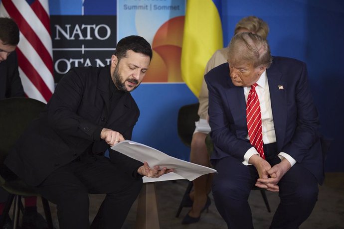 25 de junho de 2025, Haia, Holanda: O presidente dos EUA, Donald Trump, à direita, observa o presidente ucraniano Volodymyr Zelenskyy, à esquerda, mostrando-lhe documentos durante sua reunião bilateral à margem da cúpula da OTAN de 2025, em 25 de junho de