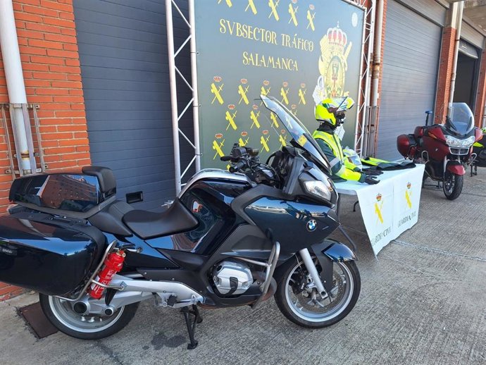 Motos camufladas y chalecos airbag en la Agrupación de Tráfico de Salamanca.
