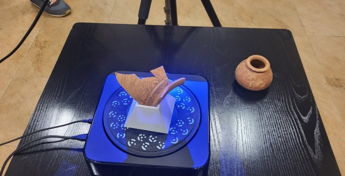 Escaneado 3D de una pieza de cerámica, en un laboratorio del Instituto de Arqueología Ibérica de la UJA