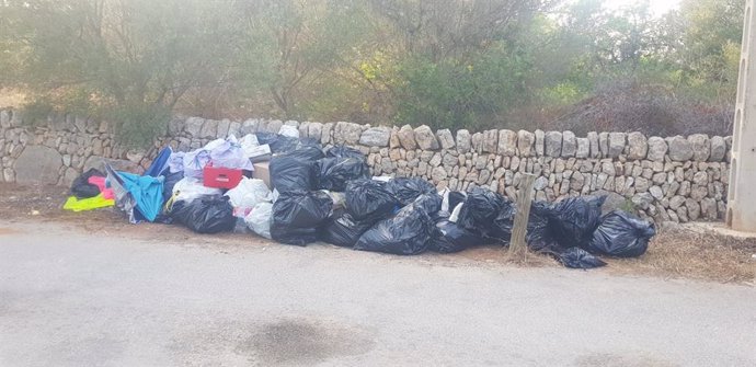 Basuras acumuladas en una carretera de Santanyí.