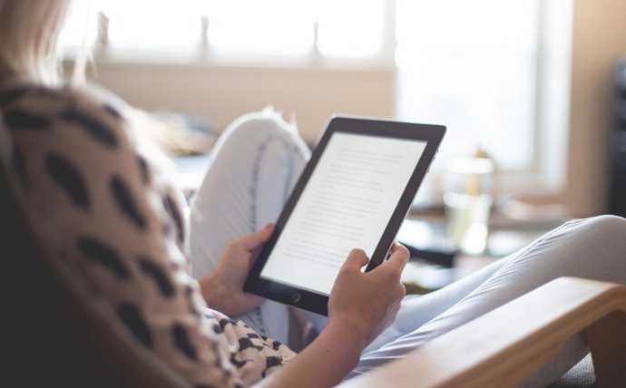 Persona leyendo un libro electrónico.