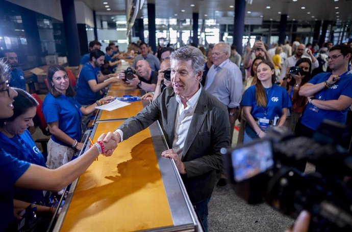 El presidente del PP, Alberto Núñez Feijóo, a su llegada al XXI Congreso Nacional del Partido Popular, a 4 de julio de 2025, en Madrid (España). Con el lema ‘Toma partido por España’, XXI Congreso del PP, celebrado en Madrid del 4 al 6 de julio de 2025, b
