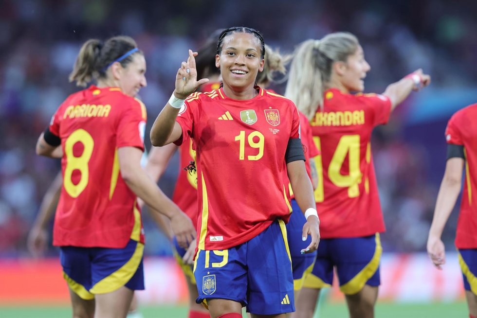 Vicky López celebra su gol en el España-Portugal de la Eurocopa de Suiza 2025