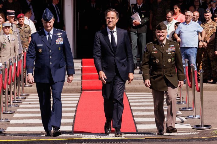 El nuevo SACEUR, el general Alexus G. Grynkewich, junto al secretario general de la OTAN, Mark Rutte, y su predecesor como SACEUR, el general Christopher G. Cavoli.