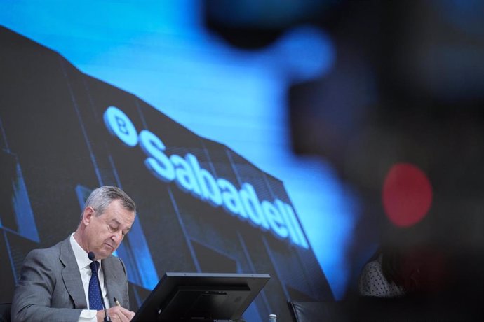 El ceo de Banc Sabadell César González-Bueno y el director financiero Sergio Palavecino explican la operación de TSB, a 2 de julio de 2025, en San Cugat, Barcelona, Cataluña (España). Durante la reunión, han explicado los detalles de la operación de venta