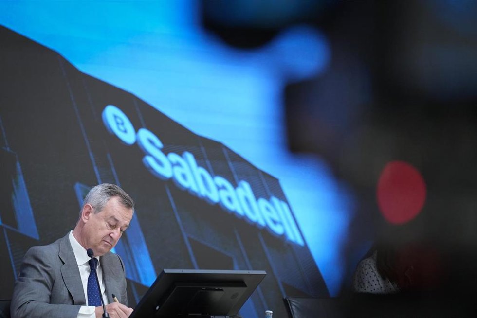 El ceo de Banc Sabadell César González-Bueno y el director financiero Sergio Palavecino explican la operación de TSB, a 2 de julio de 2025, en San Cugat, Barcelona, Cataluña (España). Durante la reunión, han explicado los detalles de la operación de ven