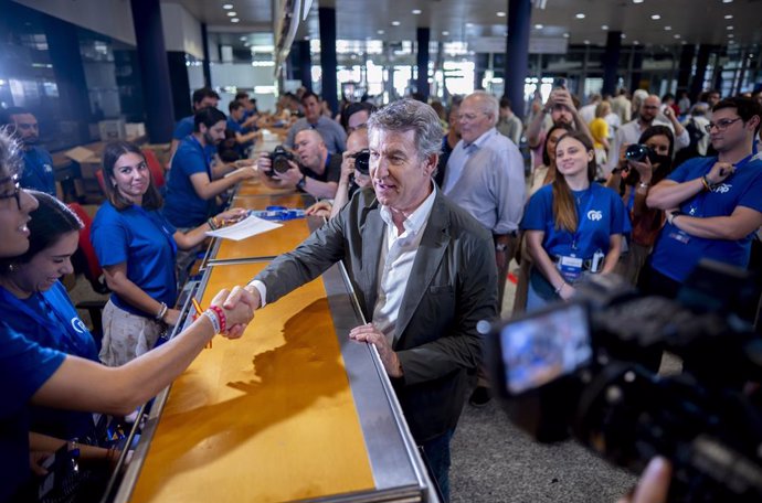 O Presidente do PP, Alberto Núñez Feijóo, em sua chegada ao XXI Congresso Nacional do Partido Popular, em 4 de julho de 2025, em Madri (Espanha). Com o slogan "Tome uma posição pela Espanha", o 21º Congresso Nacional do PP, realizado em Madri de 4 a 6 de 