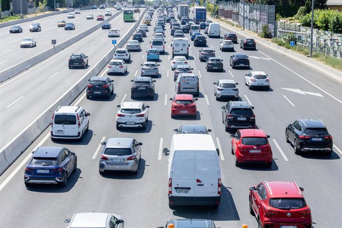 Varios vehículos circulan en una carretera.