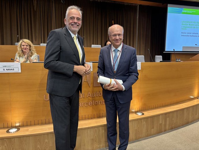El rector de la UAB, Javier Lafuente, y el presidente del TJUE, Koen Lenaerts