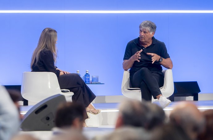 La vicesecretaria de Movilización y Reto Digital, Noelia Núñez, y el tío de Rafa Nadal y director de la Rafa Nadal Academy by Movistar, Toni Nadal, durante el XXI Congreso Nacional del Partido Popular, a 4 de julio de 2025, en Madrid (España).