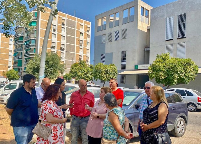 Antonio Hurtado (centro), junto a Rafi Crespín (3ª izda.) y ediles socialistas, habla con vecinos de Fátima ante el centro de salud del barrio.
