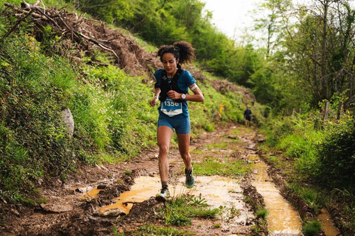 Imagen de una trail runner con la camiseta Marathon II de Joma