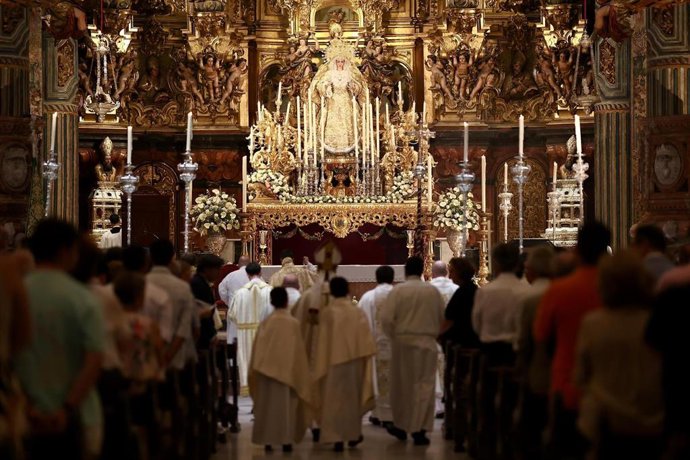 La Virgen del Rocío de la hermandad de La Redención, en el Altar Mayor del Salvador.