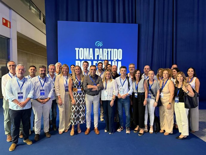 Foto de familia del PP de Granada en el congreso nacional de la formación, con su presidente provincial, Francis Rodríguez, en el centro en primer término en la imagen, con la alcaldesa de la capital granadina, Marifrán Carazo, a su izquierda