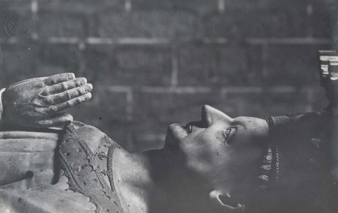 Efigie de Carlos III de Navarra en el sepulcro real de la catedral de Pamplona, de Arxiu Mas, fechada en 1916.