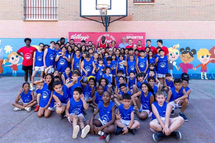 Usman Garuba con los niños  yniñas participantes del Campus Social Basketball de Kelllogg's en el CEIP Eduardo Rojo