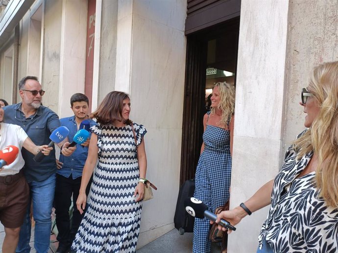 La portavoz y la exportavoz del PSOE, Montse Mínguez y Esther Peña, a la salida de una reunión con Pedro Sánchez en Ferraz.