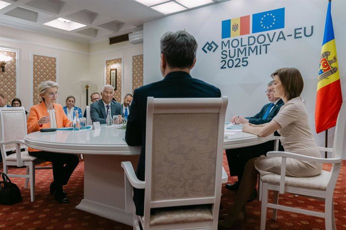 La presidenta de la Comisión, Ursula von der Leyen, junto al presidente del Consejo, Antonio Costa, y la presidenta moldava, Maia Sandu, en una cumbre en Chisinau.