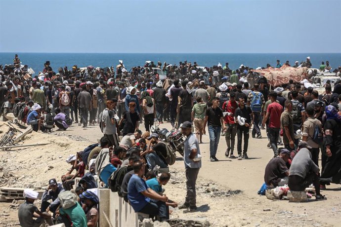 Civiles palestinos se agolpan en el sur de la Franja de Gaza para recibir ayuda