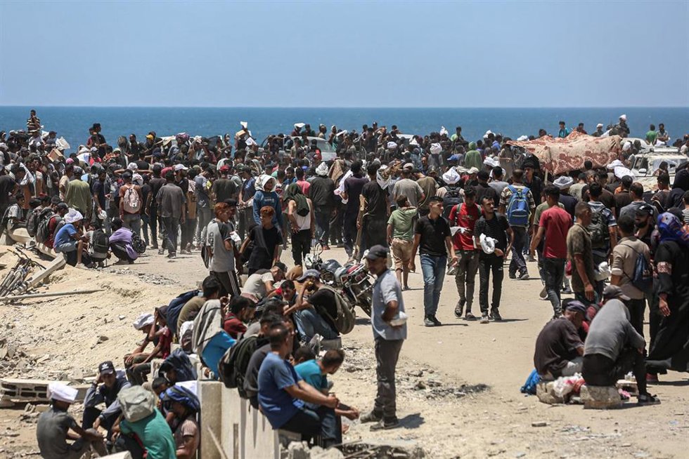 Civiles palestinos se agolpan en el sur de la Franja de Gaza para recibir ayuda