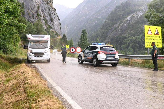 Operativo de la Guardia Civil para evacuar a todas las personas que permanecían aisladas con sus vehículos en el Balneario de Panticosa.