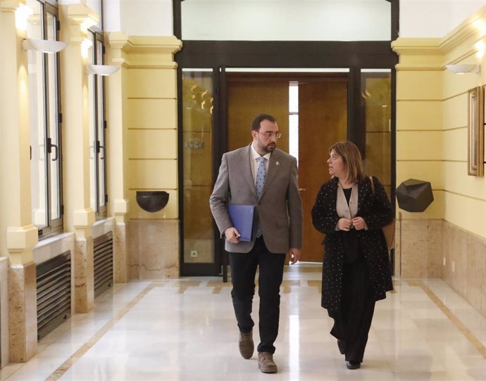 Archivo - El presidente del Principado, Adrián Barbón, y la vicepresidenta, Gimena Llamedo