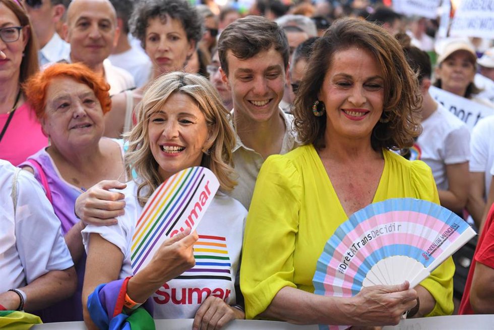 Archivo - La vicepresidenta segunda, ministra de Trabajo, Yolanda Díaz junto a Carla Antonelli durante la manifestación del Orgullo LGTBI+ 2023.