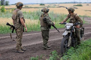 30 June 2025, Russia, Donetsk: Servicemen with the 90th Tank Division, Tsentr (C) Group of Forces, receive infantry assault training during the special military operation. Photo: Dmitry Yagodkin/TASS via ZUMA Press/dpa