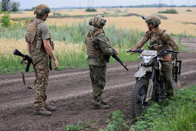 30 June 2025, Russia, Donetsk: Servicemen with the 90th Tank Division, Tsentr (C) Group of Forces, receive infantry assault training during the special military operation. Photo: Dmitry Yagodkin/TASS via ZUMA Press/dpa