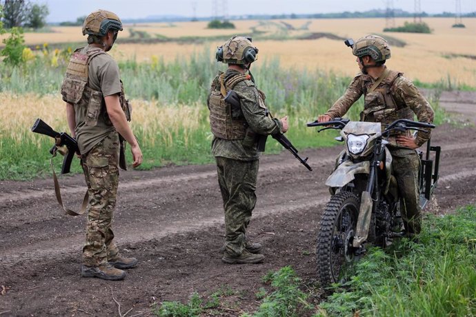 30 de junho de 2025, Rússia, Donetsk: militares da 90ª Divisão de Tanques, Grupo de Forças Tsentr (C), recebem treinamento de ataque de infantaria durante a operação militar especial. Foto: Dmitry Yagodkin/TASS via ZUMA Press/dpa