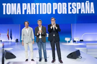 (I-D) El expresidente del Gobierno, José María Aznar, el presidente del PP, Alberto Núñez Feijóo, y el expresidente del Gobierno, Mariano Rajoy, durante el XXI Congreso Nacional del Partido Popular, a 4 de julio de 2025, en Madrid (España). Con el lema ‘T