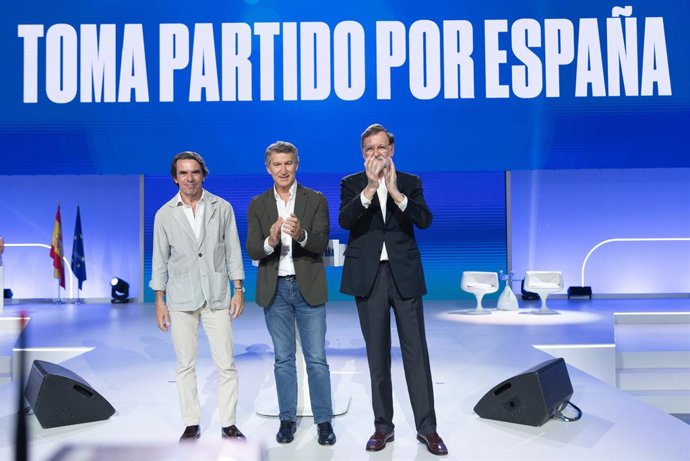 (I-D) El expresidente del Gobierno, José María Aznar, el presidente del PP, Alberto Núñez Feijóo, y el expresidente del Gobierno, Mariano Rajoy, durante el XXI Congreso Nacional del Partido Popular, a 4 de julio de 2025, en Madrid (España). Con el lema ‘T