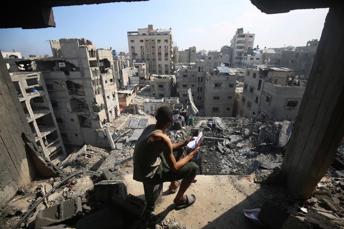 Vistas de una zona destruida por los ataques israelíes en la ciudad de Gaza