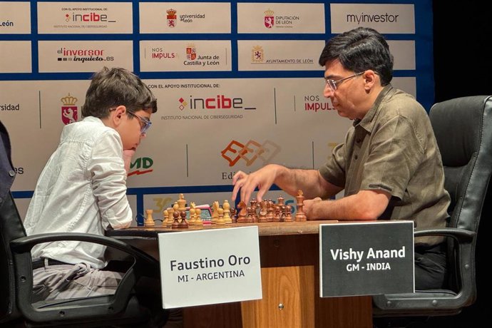 Faustino Oro y Vishy Anand en las semifinales del Torneo Magistral Ciudad de León.