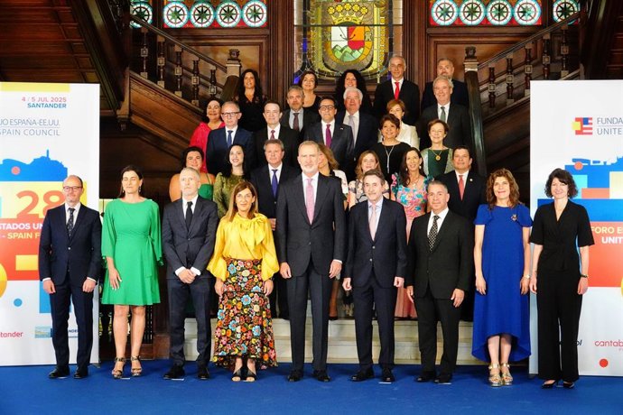 El ministro del Interior, Fernando Grande-Marlaska (3i), la presidenta Cantabria, María José Sáenz de Buruaga (4i), el Rey Felipe VI (c) y el consejero delegado de Repsol, Josu Jon Imaz (4d), posan en la foto de familia durante la cena de inauguración de 