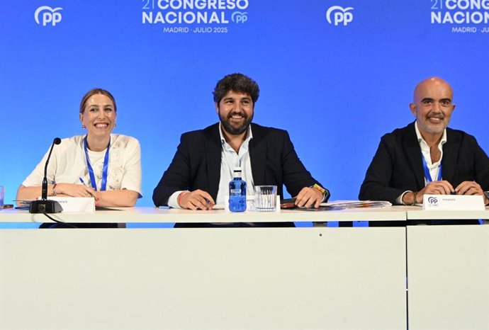 Foto del presidente del PPRM, Fernando López Miras, (centro) durante la Ponencia de Estatutos del Congreso Nacional del PP  