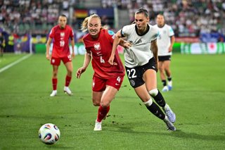 04 July 2025, Switzerland, St. Gallen: Poland's Paulina Dudek and Germany's Jule Brand (R) battle for the ball during the UEFA Women's Euro 2025 Group C soccer match between Germany and Poland at the Kybunpark. Photo: Sebastian Gollnow/dpa
