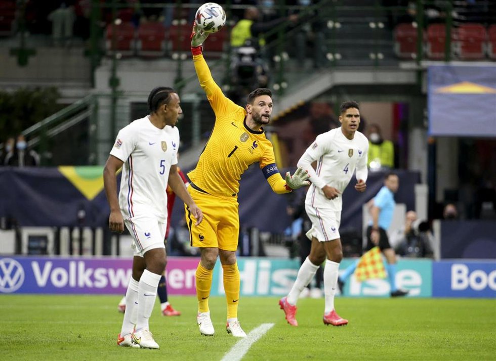 Archivo - Goalkeeper of France Hugo Lloris between Jules Kounde and Raphael Varane of France during the UEFA Nations League Final football match between Spain and France on October 10, 2021 at Stadio San Siro stadium in Milan, Italy - Photo Jean Catuffe