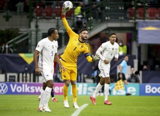 Archivo - Goalkeeper of France Hugo Lloris between Jules Kounde and Raphael Varane of France during the UEFA Nations League Final football match between Spain and France on October 10, 2021 at Stadio San Siro stadium in Milan, Italy - Photo Jean Catuffe /