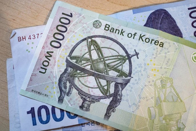Archivo - July 1, 2024, Seoul, Republic of Korea: South Korean Won notes...The Korean Won is grappling with several economic and political challenges impacting its value. Economically, South Korea is facing inflationary pressures, driven by global supply 