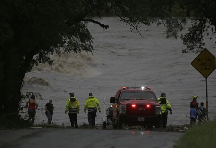 July 4, 2025, Kerrville, Texas, USA: First responders scan the banks of the Guadalupe River in Ingram, TX as rescue efforts to find individuals swept away in early morning flooding on July 4, 2025.