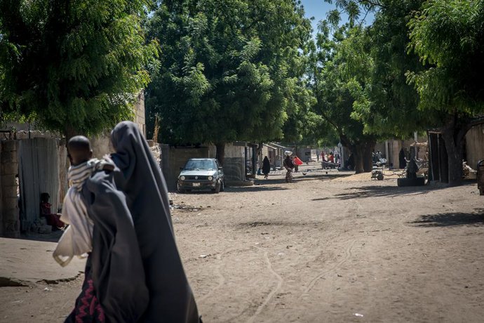 Archivo - November 26, 2021, Maiduguri, Borno State, Nigeria: A woman seen with her baby walking in the streets of Maiduguri, the capital of Borno State..Islamic militant group Boko Haram, and more recently a faction called ISWAP, have been waging an insu